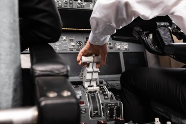 Uçak simülatöründe itme kolu kullanan yardımcı pilot görüntüsü