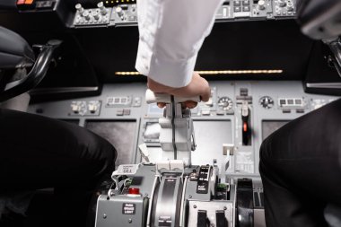 Pilotun uçakta itiş kolu kullanmasının kısmi görüntüsü