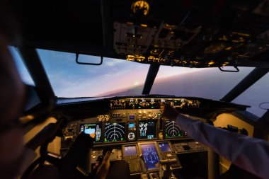 Akşamları uçağın pilotu olan profesyonellerin görüntüsü... 