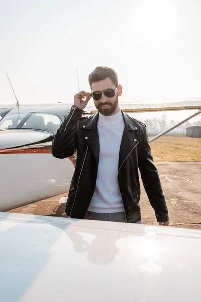 Piloto Positivo Chaqueta Cuero Ajustando Gafas Sol Cerca Helicóptero — Foto de Stock