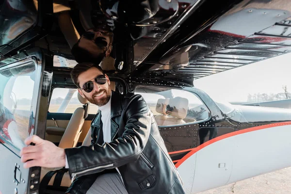 Cheerful Pilot Stylish Sunglasses Leather Jacket Opening Door Helicopter — Stock Photo, Image