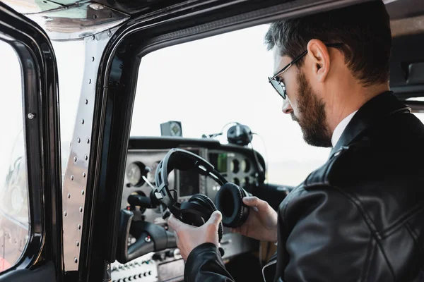 Piloto Barbudo Óculos Sol Elegantes Jaqueta Couro Segurando Fones Ouvido — Fotografia de Stock