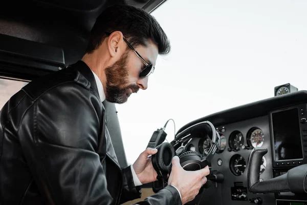 Pilote Barbu Lunettes Soleil Veste Cuir Noir Tenant Écouteurs Dans — Photo