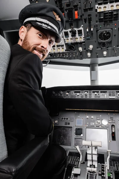 Skäggig Pilot Locket Ler Och Tittar Kameran Flygplanssimulator — Stockfoto