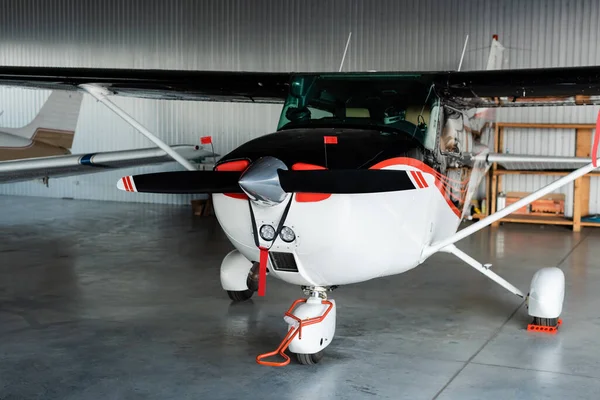 Moderner Hubschrauber Mit Propeller Und Tragflächen Auf Dem Parkplatz — Stockfoto