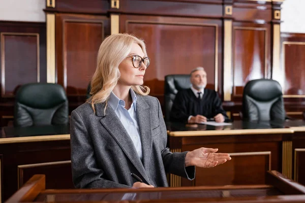 Blond Advocaat Wijzend Met Hand Tijdens Het Praten Rechtbank Buurt — Stockfoto