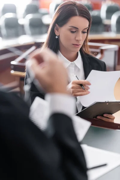 Pubblico Ministero Guardando Documento Vicino Giudice Primo Piano Sfocato — Foto Stock