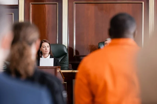 Promotor Lendo Ação Judicial Perto Juiz Acusado Homem Afro Americano — Fotografia de Stock