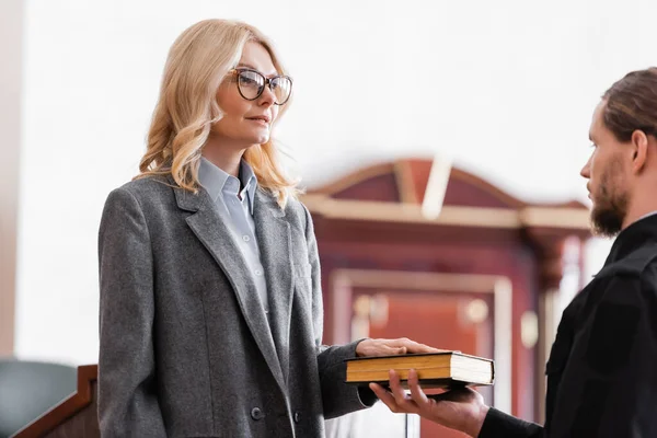 Middle Aged Woman Eyeglasses Giving Oath Bible Court — Stock Photo, Image