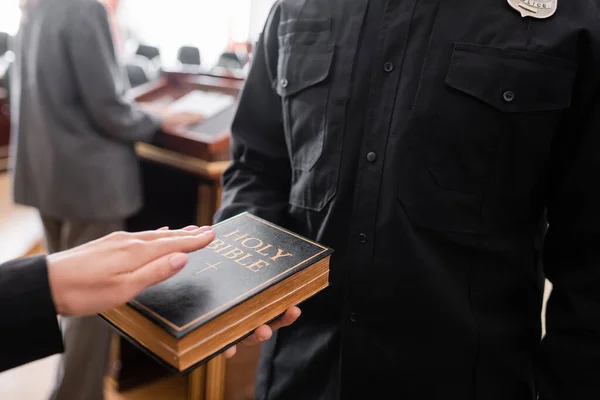 Частичный Взгляд Судебного Пристава Держащего Библию Рядом Женщиной Дающей Клятву — стоковое фото