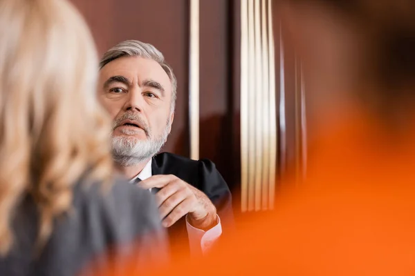 Senior Judge Talking Blurred Attorney Courtroom — Stock Photo, Image