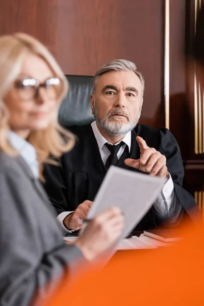 Senior Rechter Wijzend Met Vinger Buurt Advocaat Met Rechtszaak Rechtszaal — Stockfoto