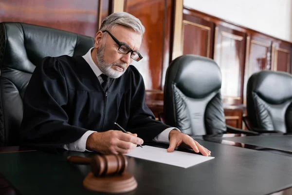 Oberster Richter Robe Und Brille Mit Stift Der Nähe Von — Stockfoto