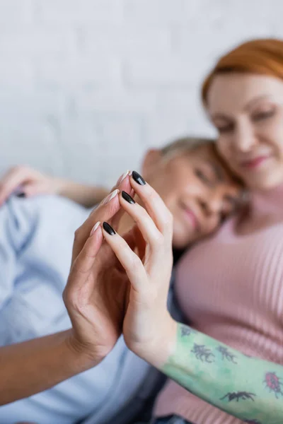 Mulheres Lésbicas Desfocadas Juntando Mãos Enquanto Abraçando Casa — Fotografia de Stock