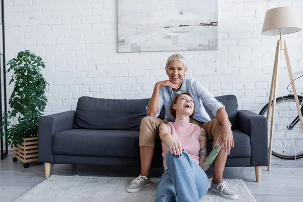 Glückliche Lesbische Frau Lächelt Die Kamera Neben Freundin Lacht Auf — Stockfoto