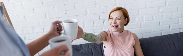 Suddig Kvinna Som Håller Tekoppar Nära Glad Lesbisk Flickvän Banner — Stockfoto