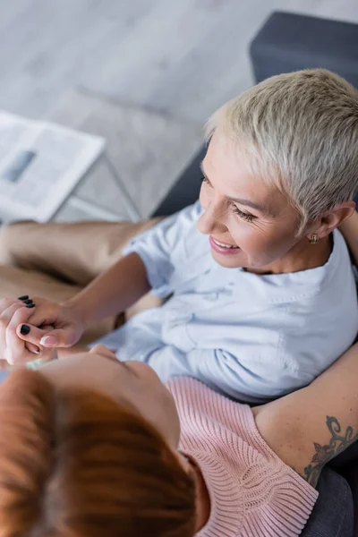 Felső Nézet Idősebb Leszbikus Mosolygós Közel Elmosódott Barátnő — Stock Fotó