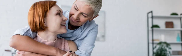 Mujeres Lesbianas Sonrientes Mirándose Casa Pancarta —  Fotos de Stock