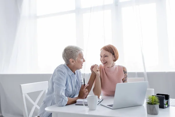 Happy Lesbian Women Holding Hands Looking Each Other Laptop Tea — Stock Photo, Image