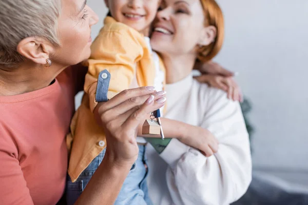 Mulher Segurando Chave Novo Apartamento Perto Feliz Namorada Lésbica Garota — Fotografia de Stock