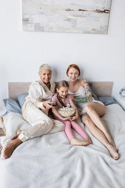 Positive Lesbian Women Watching Child Popcorn Home — Stock Photo, Image