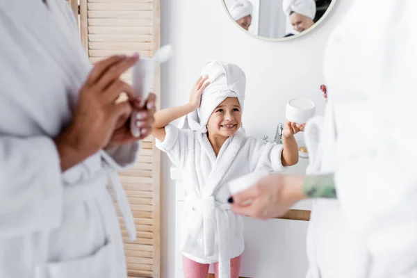 Bambino Positivo Asciugamano Accappatoio Con Crema Cosmetica Vicino Alle Madri — Foto Stock