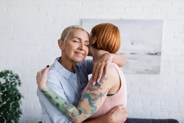Mulher Lésbica Com Olhos Fechados Abraçando Namorada Casa — Fotografia de Stock