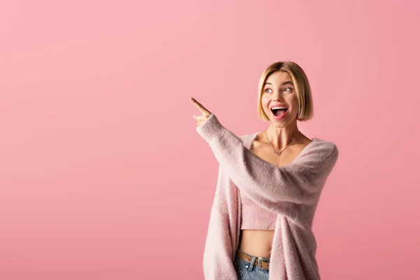 Amazed Young Woman Soft Cardigan Pointing Finger Isolated Pink — Stock Photo, Image