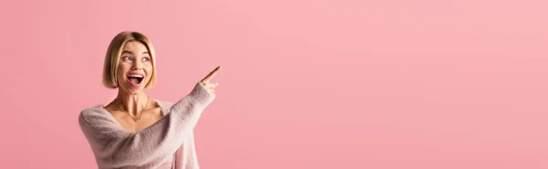 Mujer Joven Asombrada Suave Cárdigan Señalando Con Dedo Aislado Rosa — Foto de Stock