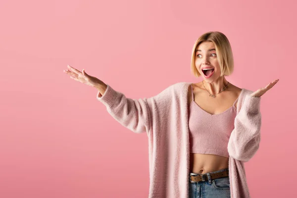 Animado Jovem Mulher Cardigan Macio Gesto Isolado Rosa — Fotografia de Stock