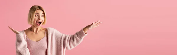 Animado Jovem Mulher Cardigan Macio Gesto Isolado Rosa Banner — Fotografia de Stock