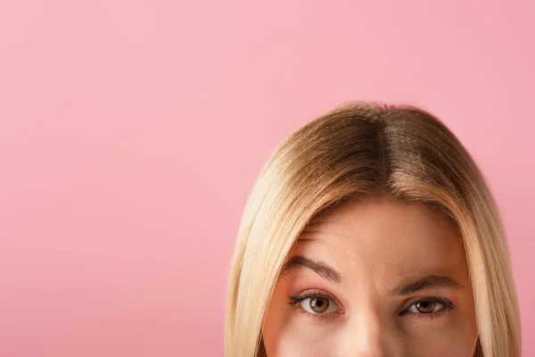 Bijgesneden Uitzicht Van Blonde Vrouw Fronsen Geïsoleerd Roze — Stockfoto