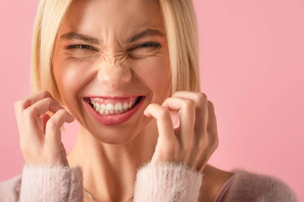 Close Van Blonde Vrouw Fronsen Grijnzen Geïsoleerd Roze — Stockfoto