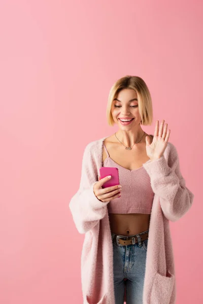 Glückliche Junge Frau Weicher Strickjacke Winkt Bei Videoanruf Isoliert Auf — Stockfoto