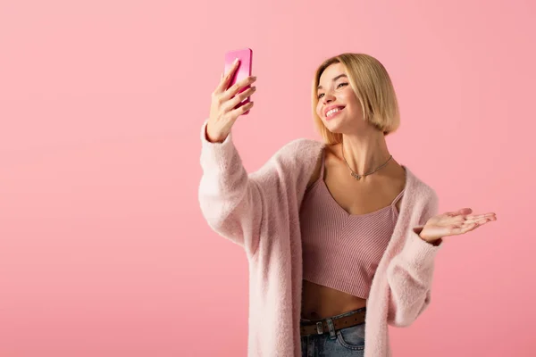 Feliz Joven Mujer Suave Cárdigan Tomando Selfie Aislado Rosa — Foto de Stock