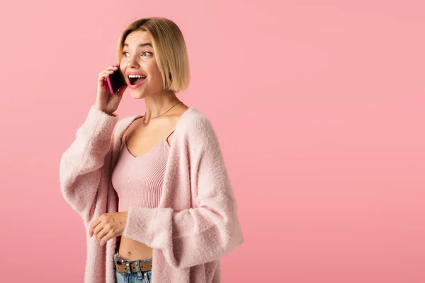 Amazed Young Woman Soft Cardigan Talking Smartphone Isolated Pink — Stock Photo, Image