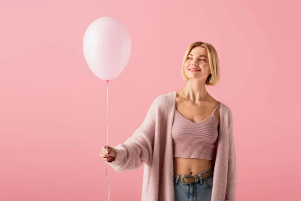 Χαρούμενη Ξανθιά Γυναίκα Ζακέτα Κρατώντας Μπαλόνι Απομονωμένο Ροζ — Φωτογραφία Αρχείου