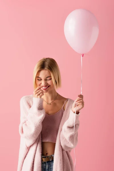 Jovem Mulher Positiva Cardigan Macio Segurando Balão Isolado Rosa — Fotografia de Stock