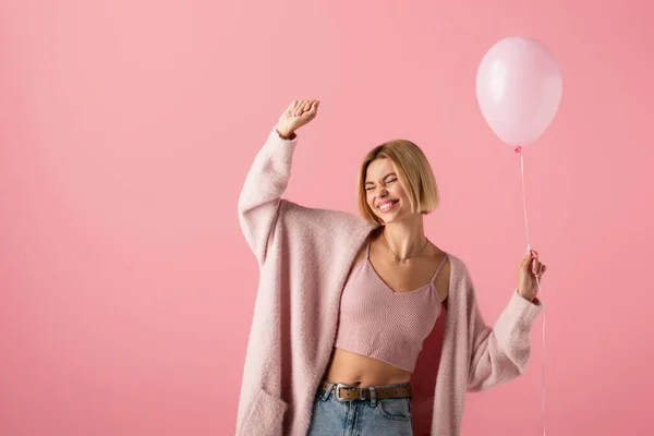 Χαρούμενη Νεαρή Γυναίκα Ζακέτα Κρατώντας Μπαλόνι Απομονωμένο Ροζ — Φωτογραφία Αρχείου