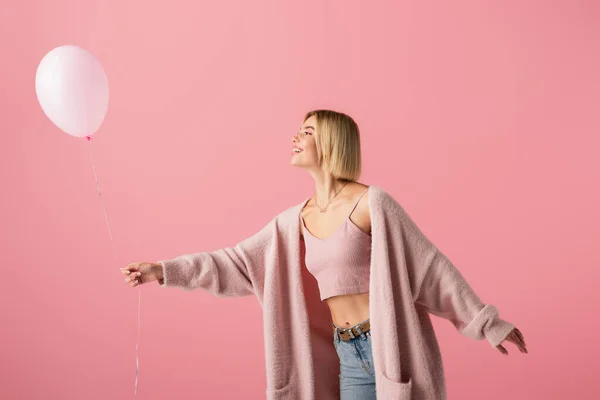 Glad Ung Kvinna Kofta Tittar Ballong Isolerad Rosa — Stockfoto