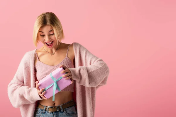 Amazed Young Woman Cardigan Holding Wrapped Gift Box Isolated Pink — Stock Photo, Image