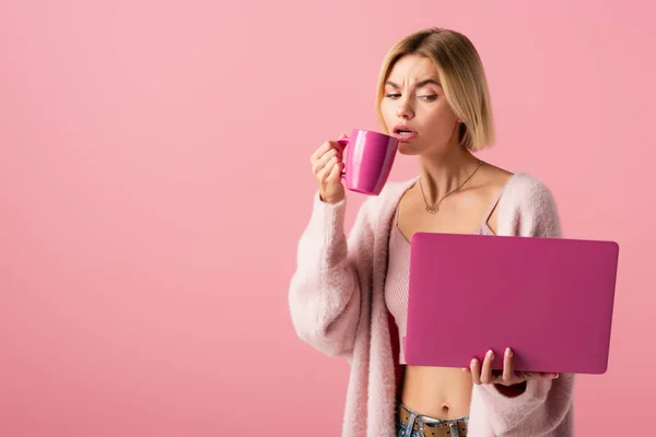 Blond Vrouw Houden Mok Met Koffie Laptop Geïsoleerd Roze — Stockfoto