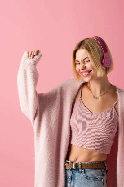 Happy Blonde Woman Listening Music Wireless Headphones Isolated Pink — Stock Photo, Image