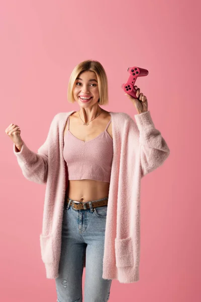 Quiiv Ucrânia Outubro 2021 Jovem Alegre Segurando Joystick Isolado Rosa — Fotografia de Stock