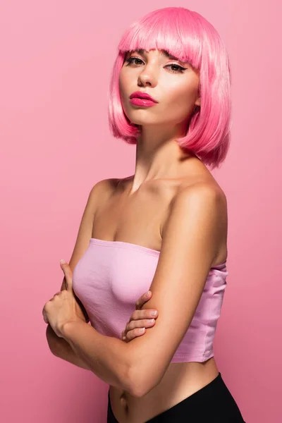 Jeune Femme Aux Cheveux Colorés Regardant Caméra Isolée Sur Rose — Photo