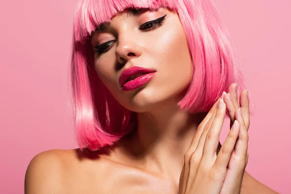 Primer Plano Mujer Joven Con Flequillo Pelo Color Aislado Rosa — Foto de Stock