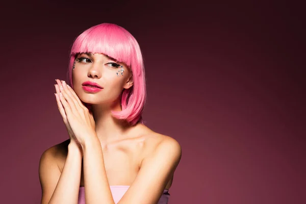 ピンク色の髪と輝く石を持つ若い女性が — ストック写真