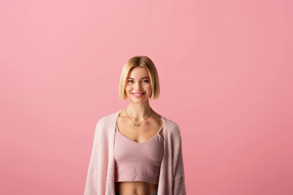 ピンク色に隔離された柔らかいカーディガンの若い陽気な女性 — ストック写真