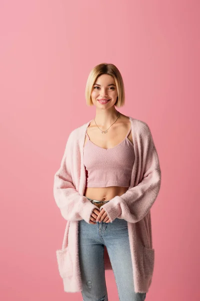 Mujer Joven Feliz Suave Cárdigan Aislado Rosa —  Fotos de Stock