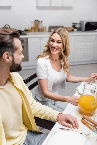 Mujer Alegre Mirando Marido Mientras Que Tiene Cena Pascua Cocina — Foto de Stock